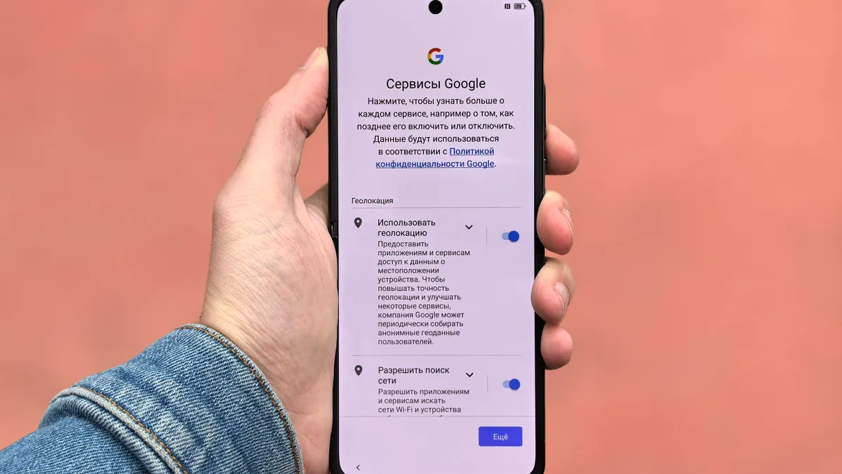Pessoa segurando smartphone com tela de configurações aberta