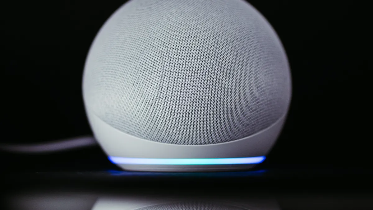 Echo Dot em ambiente escuro com iluminação na base