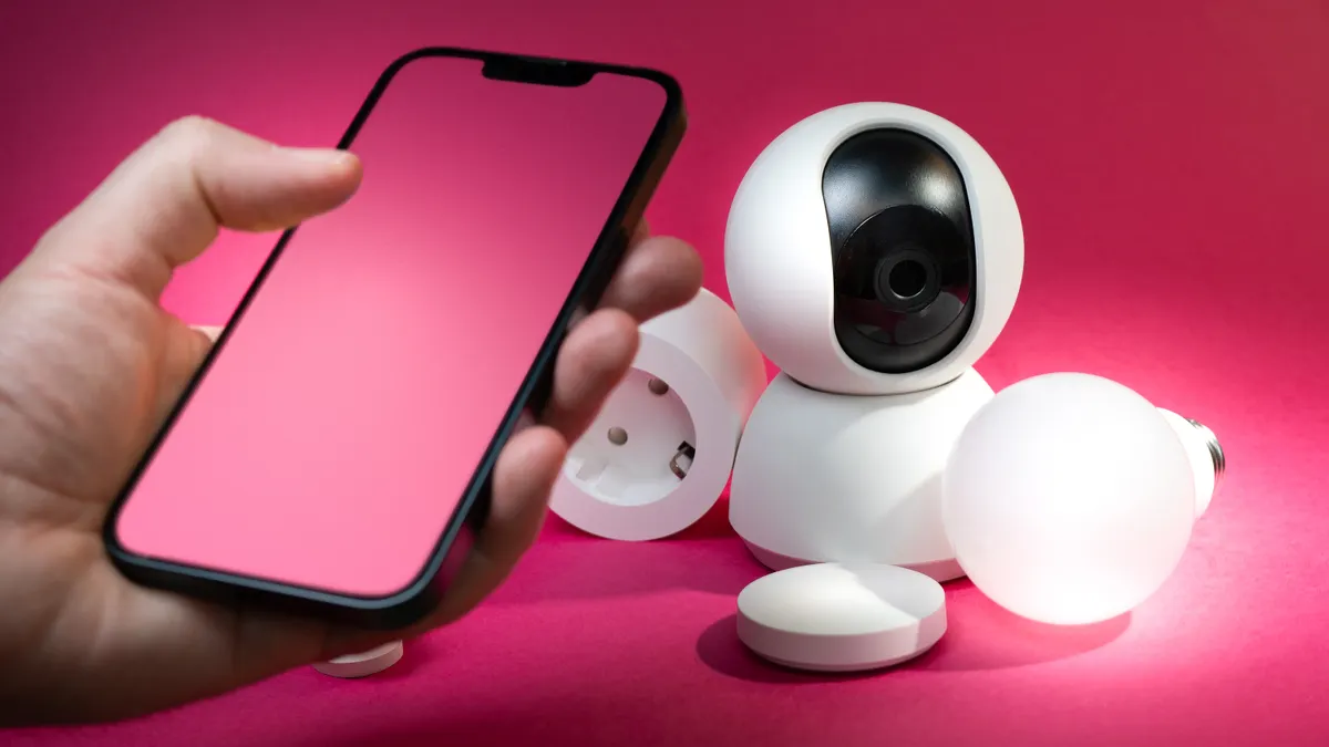 Smartphone ao lado de dispositivos de casa inteligente