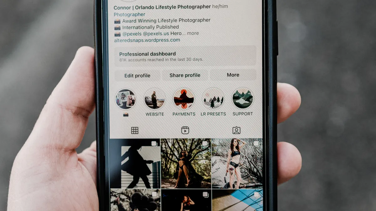 Pessoa segurando smartphone com perfil do Instagram na tela