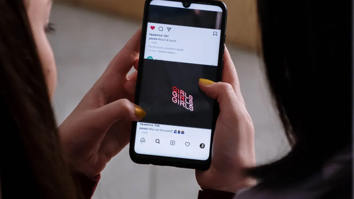 Pessoa usando smartphone e navegando pelo Instagram