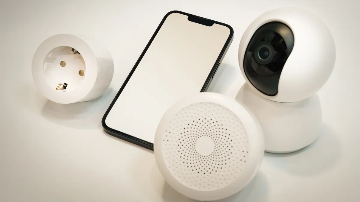 Smartphone junto a dispositivos inteligentes em superfície clara