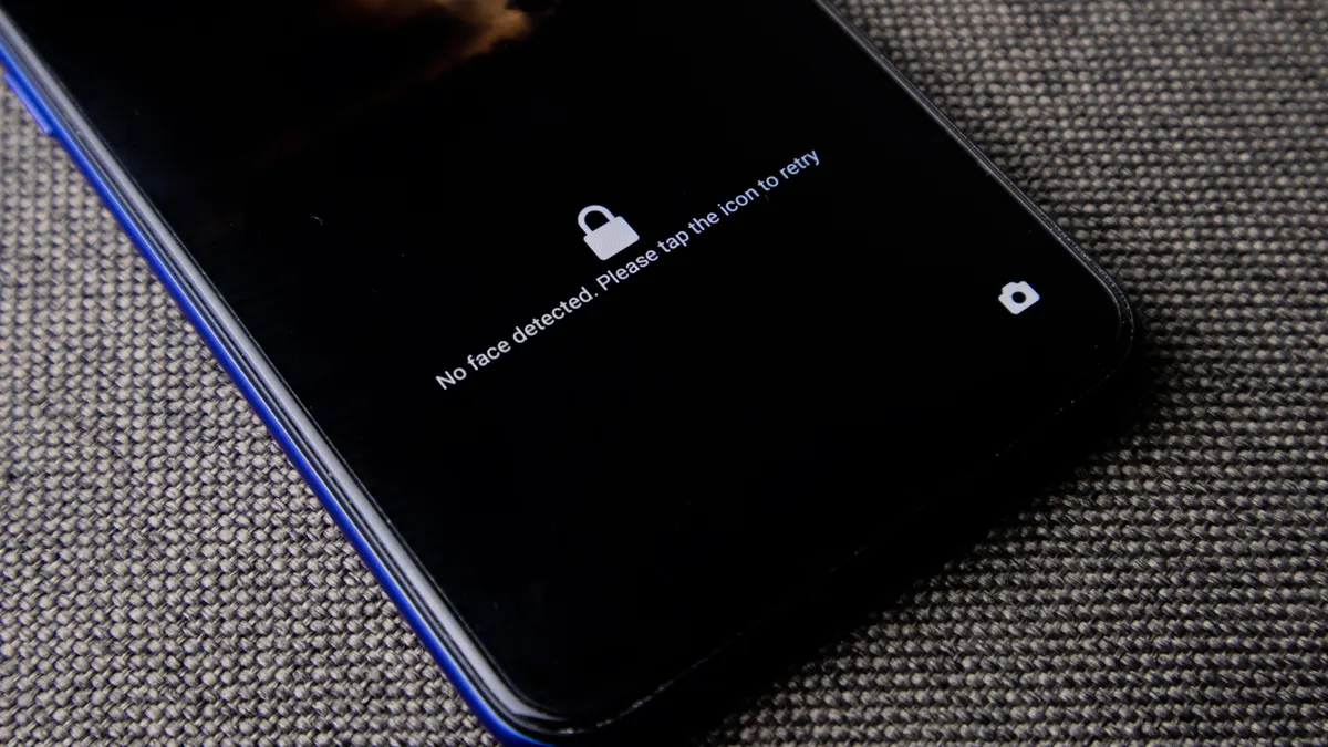 Smartphone com tela de bloqueio e recurso de segurança